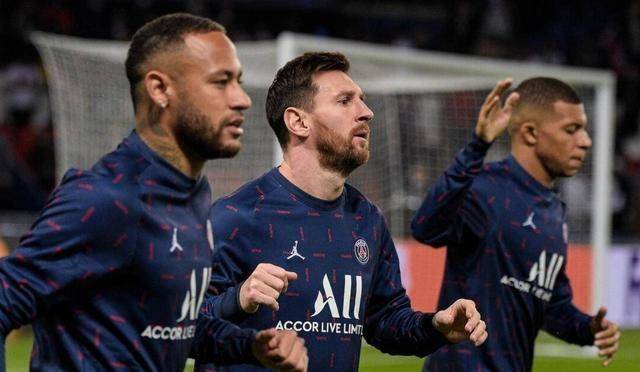 包含梅西梅开二度，助巴黎在欧冠小组出线的词条