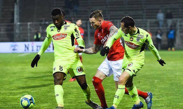 第戎战平圣埃蒂安，保级形势严峻