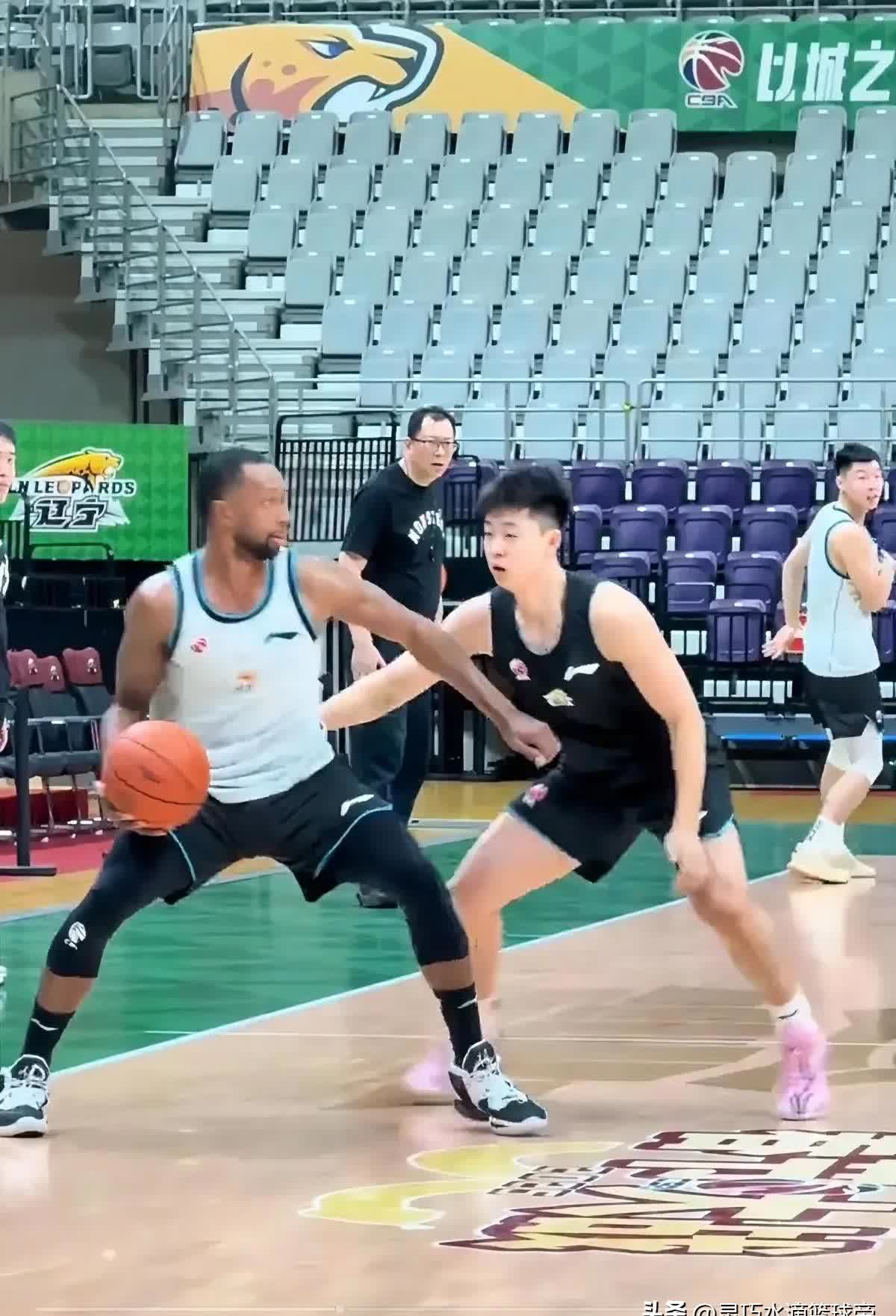 包含图尔球队备战下一场比赛，精神抖擞的词条