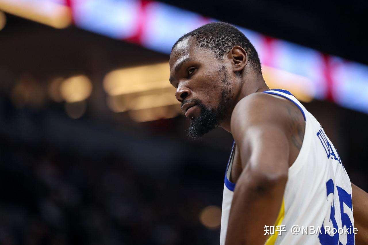 包含Rookie连续十场比赛得分超过大比分获胜，勇士不断突破！的词条